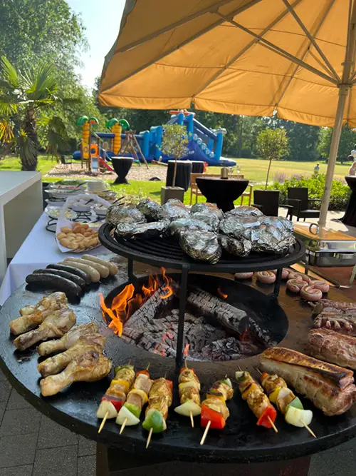 Live barbecue in de tuin tijdens een feest