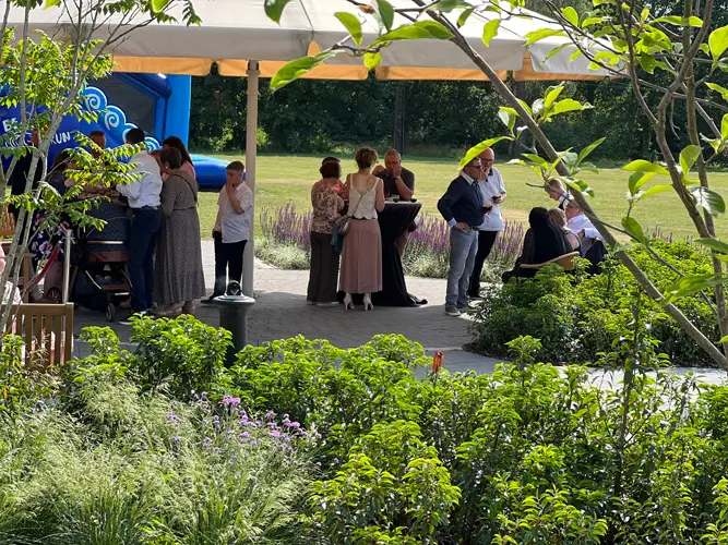 Gasten tijdens een tuinreceptie bij Kloosterhoeve